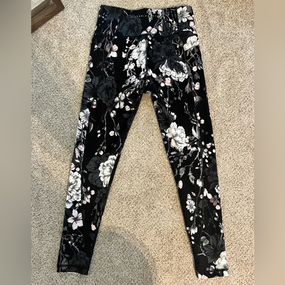 Victoria Secret Incredible Essential Legging - Picture 4 of 6